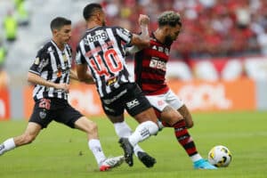 Imagem com foto dos jogadores do Atlético-MG e Flamengo durante partida da 13ª rodada do Brasileirão