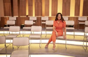 Imagem com foto da apresentadora Fátima Bernardes sentada nas cadeiras da plateia do Encontro