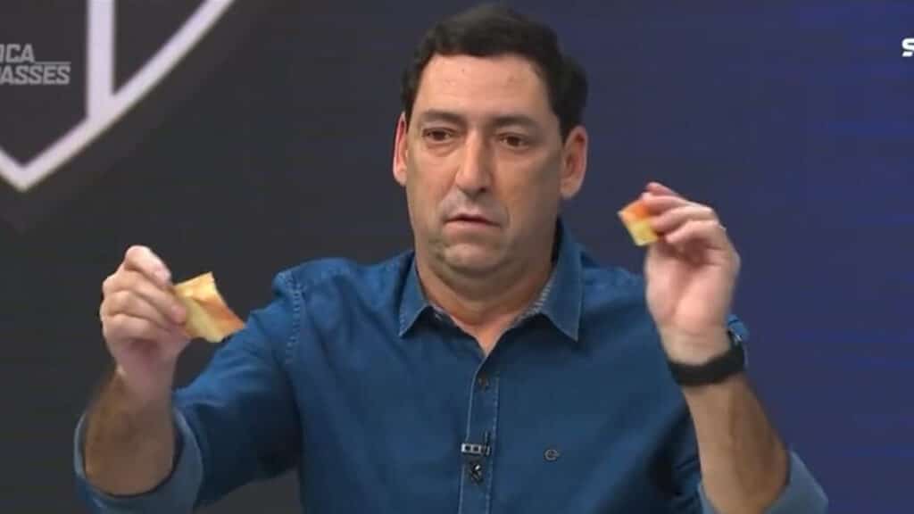 Imagem com foto do comentarista Paulo Vinícius Coelho rasgando cédula no SporTV