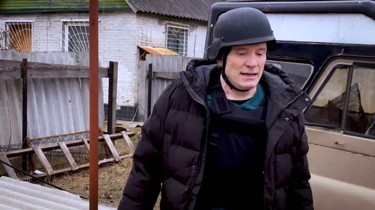 Imagem com foto do jornalista Roberto Cabrini no documentário sobre a guerra na Ucrânia