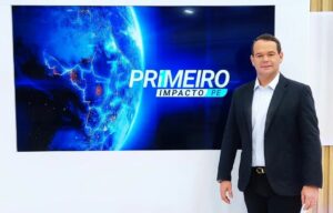 Imagem com foto do jornalista Thiago Raposo, novo apresentador do Primeiro Impacto em Pernambuco