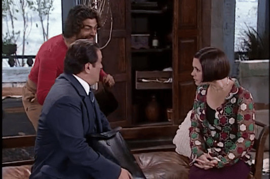 Batista entrega o dote a Catarina depois do roubo das ações em O Cravo e a Rosa