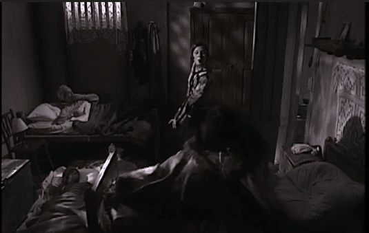 Catarina acorda todo mundo com um apito em O Cravo e a Rosa