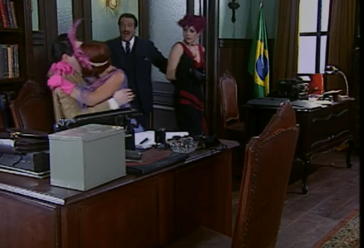 Kiki beija Theodoro para difamar o assessor em O Cravo e a Rosa