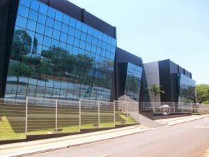 Imagem com foto da sede da TV Serra Dourada, afiliada do SBT em Goiás