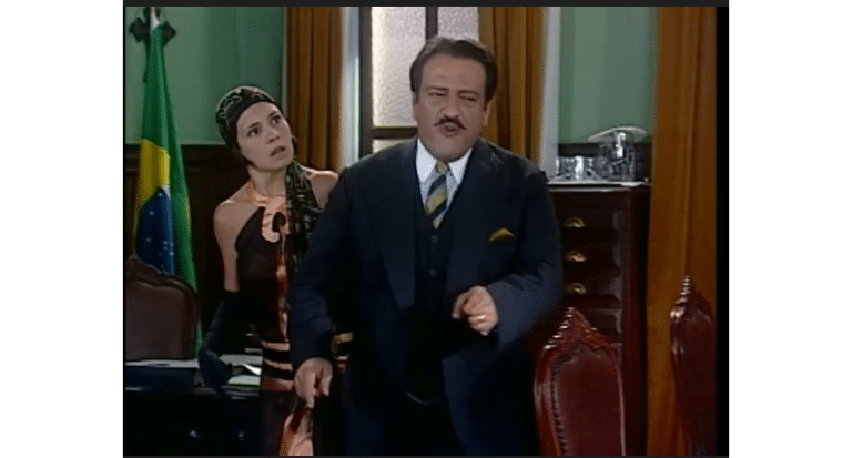 Catarina conta ao pai que viu Marcela e Petruchio se beijando, mas ele não acredita em O Cravo e a Rosa