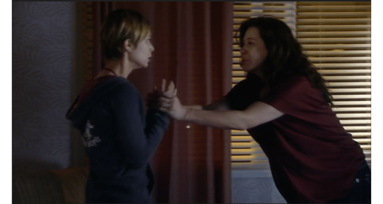 Lara chama a mãe de egoísta e perversa em A Favorita