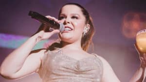Imagem com foto da cantora Maraisa durante show em Alagoas, em Maceió
