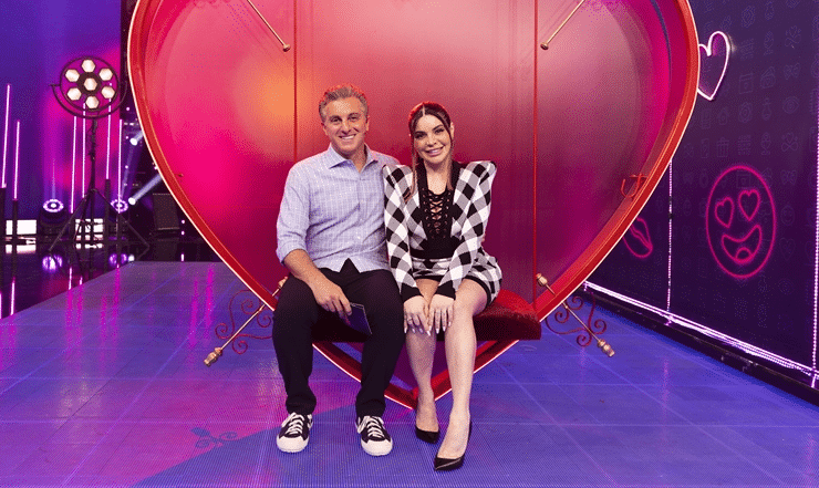 Foto da influenciadora GKay ao lado de Lucia