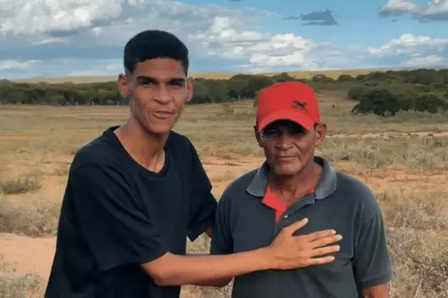 Foto do influenciador Luva de Pedreiro ao lado de seu pai