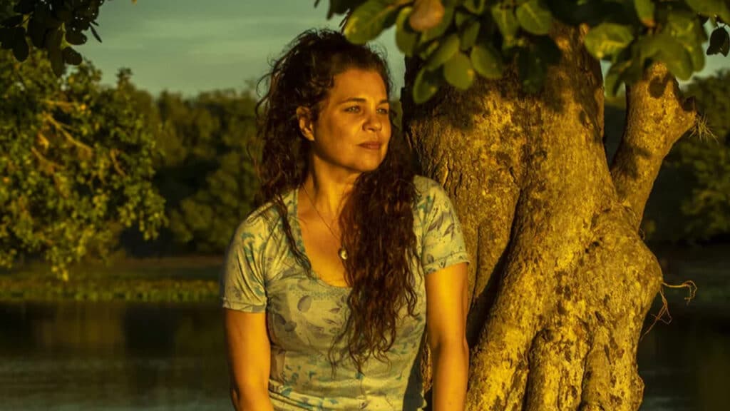Imagem com foto da personagem Maria Bruaca (Isabel Teixeira) na novela Pantanal