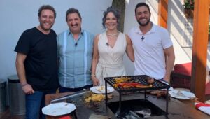 Foto de Carla Vilhena e da família do apresentador Ratinho