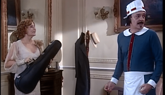 Cornélio finge se passar por camareira e flagra Dinorah com Celso em O Cravo e a Rosa