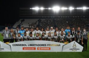 Imagem com foto do time feminino do Corinthians na Libertadores