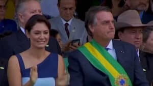 Imagem com foto de Michelle Bolsonaro e Jair Bolsonaro durante transmissão da cobertura do 7 de Setembro na Jovem Pan