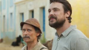Imagem com foto de Timbó (Enrique Diaz) e Zé Paulino/José Mendes (Sergio Guizé) em cena da novela Mar do Sertão