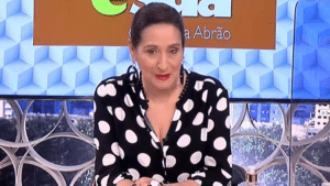 Foto da apresentadora Sonia Abrão, que lançou fake news sobre Eliana