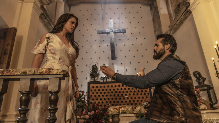 Imagem com foto dos atores Carolina Miranda e José Ron em cena da série La Mujer del Diablo