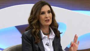 Imagem com foto da apresentadora Fátima Bernardes durante entrevista ao Roda Viva