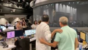 Imagem com foto do vídeo dos jornalistas da Globo comemorando resultado das eleições