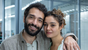 Imagem com foto dos personagens Rafael (Humberto Carrão) e Maíra (Sophie Charlotte), de Todas as Flores