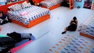 Imagem do momento em que participante do Big Brother Portugal é atingida por porta na cabeça