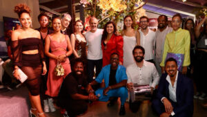 Imagem com foto do elenco de Todas as Flores no evento de lançamento da novela do Globoplay