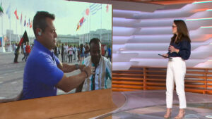 Imagem do momento em que o repórter Eric Faria empurra torcedor durante transmissão ao vivo na Globo