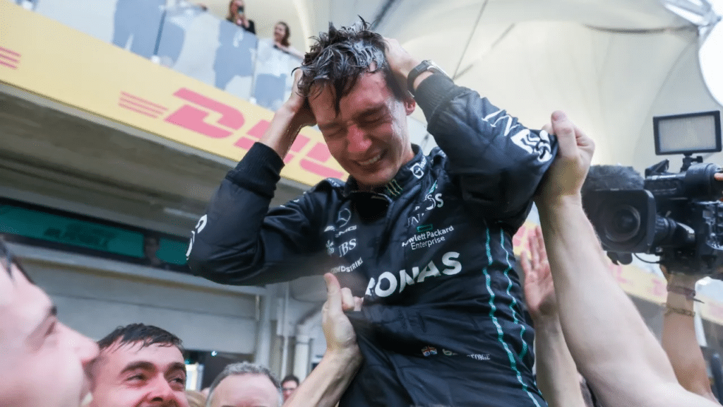 Imagem com foto do piloto George Russell chorando após sua primeira vitória na Fórmula 1
