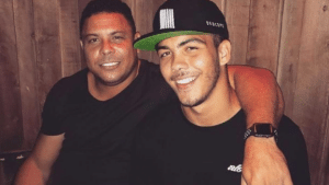Foto de Ronaldo ao lado de seu filho