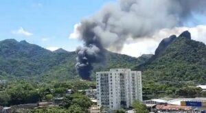 Imagem com foto do incêndio atingiu a cidade cenográfica da novela Todas as Flores, nos Estúdios Globo