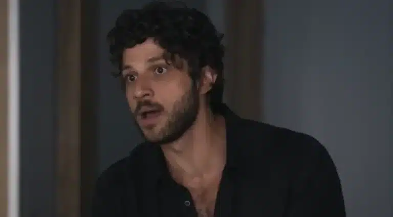 Ari expõe a prisão de Brisa para o juiz em Travessia