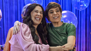 Imagem com foto de Cláudia Raia e Renata Lo Prete na gravação da campanha de fim de ano da Globo