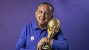 Imagem com foto de Galvão Bueno abraçado com a taça da Copa do Mundo