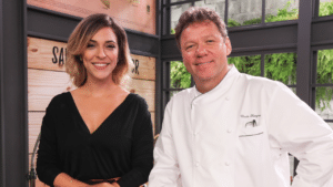 Imagem com foto de Júlia Rabello e Claude Troisgros, apresentadores do Que Marravilha! – Aula de Cozinha
