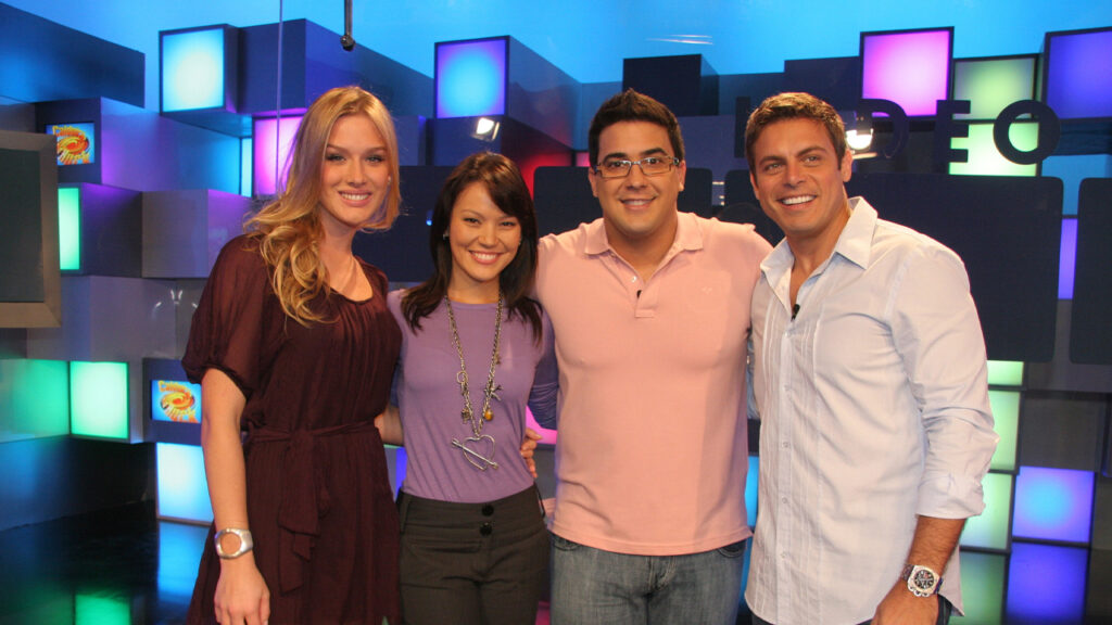 Imagem com foto de Luigi Baricelli, Geovanna Tominaga, Fiorella Mattheis e André Marques no cenário do Vídeo Show