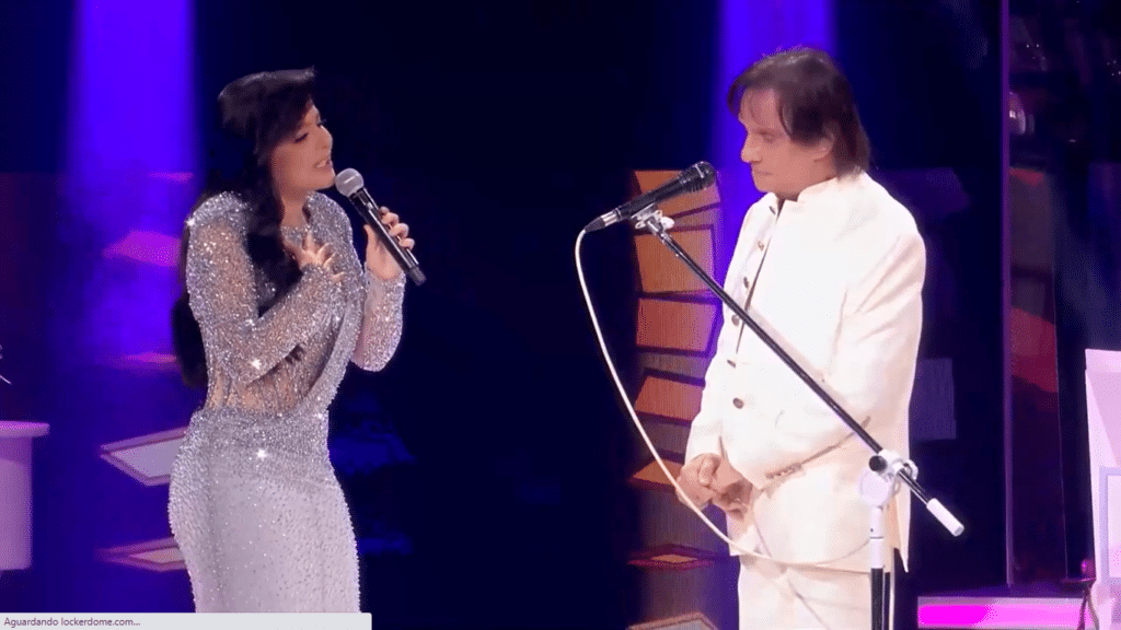 Maraísa cantando ao lado de Roberto Carlos durante o Especial de fim de ano da Globo (Foto Reprodução/Gshow)
