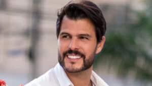 Imagem com foto do modelo Marcelo Bimbi, ex-marido d Nicole Bahls. Ele aparece sorrindo, com camiseta branca, olhando para o lado esquerdo