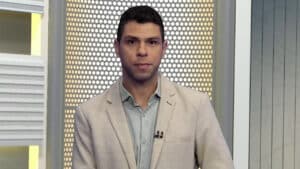 Imagem com foto do apresentador Thiago Vieira, da TV Anhanguera, afiliada da Globo