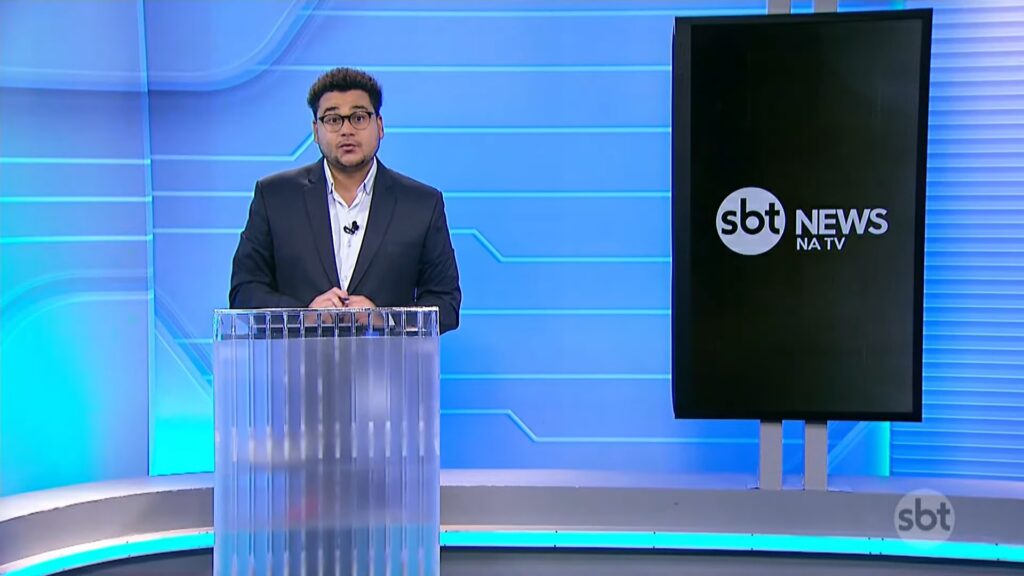 Foto de Fernando Jordão no estúdio do SBT News na TV