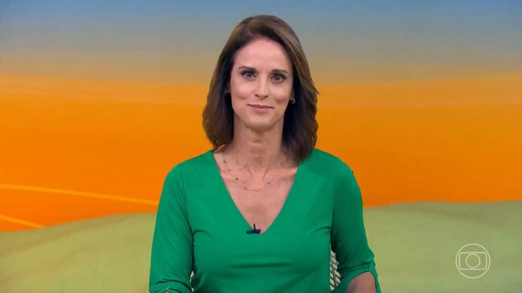 Foto da apresentadora Helen Martins na bancada do programa Globo Rural