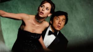 Imagem com foto dos atores Jennifer Love Hewitt e Jackie Chan no filme O Terno de Dois Bilhões de Dólares, que vai deixar o catálogo da Netflix em março