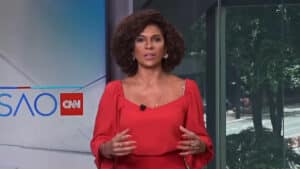 Imagem com foto da apresentadora Luciana Barreto, do Visão CNN, da CNN Brasil