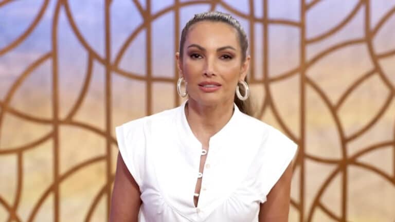 Imagem com foto da apresentadora Patricia Poeta no cenário do Encontro