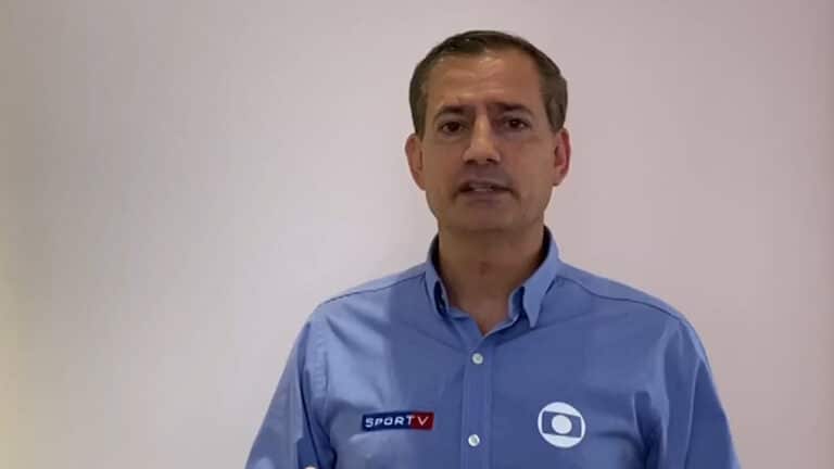 Imagem com foto do comentarista de Salvio Spinola, que deixou a Globo após quase quatro anos