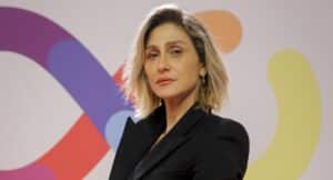 Foto de Amora Mautner, diretora da Globo escolhida para novo remake da novela Elas por Elas. Ela rebateu críticas por horário das 18h