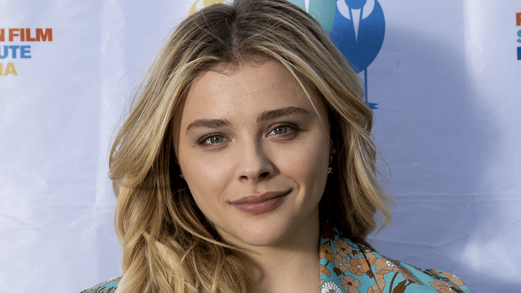 Chloë Grace Moretz: quem é atriz fã do Cruzeiro que posou com namorada