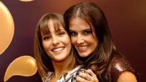 Foto de Fernanda de Freitas e Deborah Secco. As atrizes já atuaram juntas e são conhecidas pela semelhança que possuem fisicamente