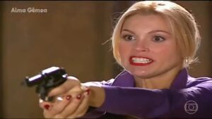 Cena da novela Alma Gêmea em que Flávia Alessandra aponta uma arma para Rafael na história do autor Walcyr Carrasco na Globo