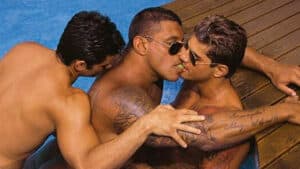 Imagem com foto de Alexandre Frota com outros dois homens em uma piscina